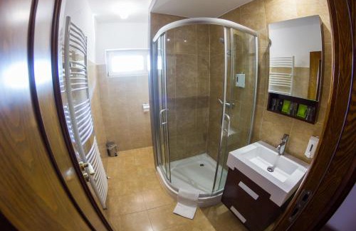 Obarok Hotel | M1 Szekér Csárda Hotel és Étterem