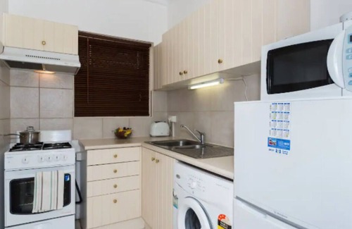 West Perth Apartment | M104 200m walk to the CBD Within the free CAT and Transit Zone City Location