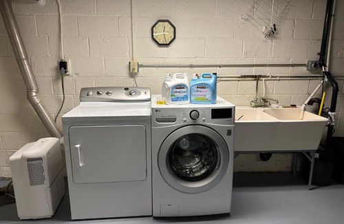 New Brunswick House | M2 Comfortable Room near Rutgers U, hospitals