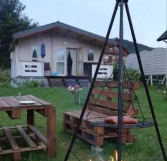 Wysowa-Zdroj House | Mała Chatka w Dolinie Niedźwiadka - Drewniany Biały Domek