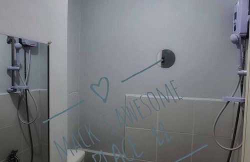 Highway Hills Condo | MACK'S AWESOME PLACE 715