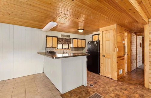 East Gull Lake House | Madden’s West Golf Home. Decks, Views, Walkout. Near NHRA Nationals & Lakes Jam