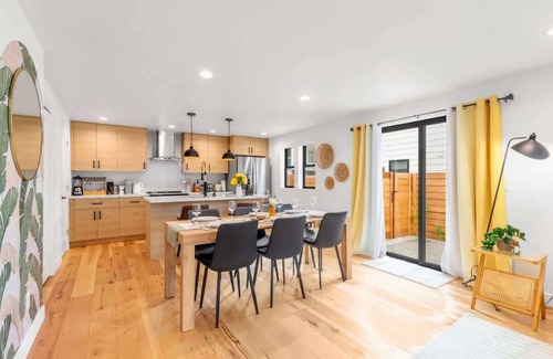 Mann House | Madison Valley New Built 2B-2,5B Luxe Retreat