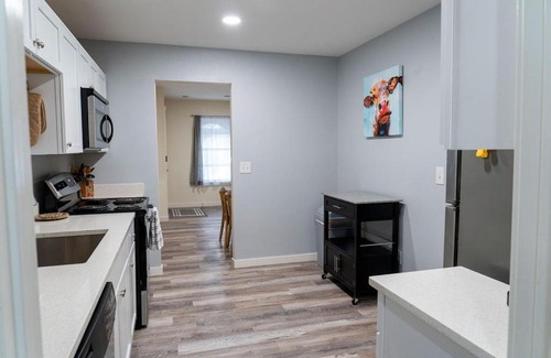 North Charleston House | Madrona's Cottage B- Fully fenced and pet friendly