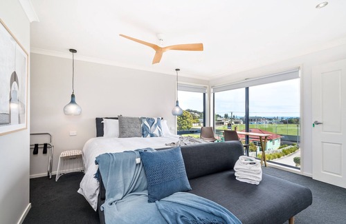 Penguin House | MADSEN RETREAT B&B Penguin - a boutique 4 star experience- Whole First Floor