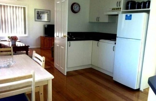 Metung Cottage | Maeburn Cottages - Self-contained Lakeside Getaway