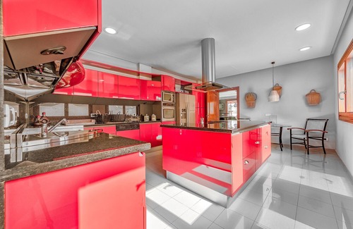 Campo Internacional Maspalomas Ski Chalet | Magic house with private pool, sauna and games