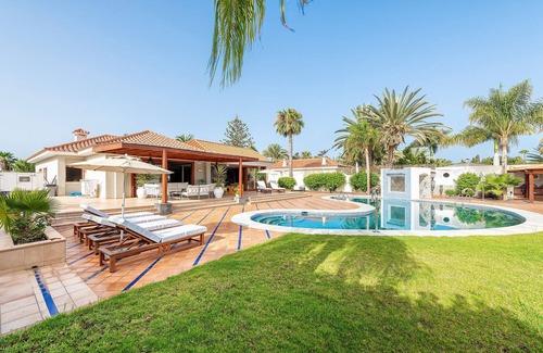 Campo Internacional Maspalomas Ski Chalet | Magic house with private pool, sauna and games