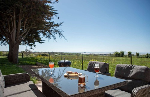 Saint-Jean-le-Thomas House | Magic Mountain breathtaking view of Mt Stmichel Bay