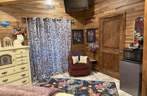 Paukaa Bed & Breakfast | Magic Skies Koi Pond View Handicap Accessible Room