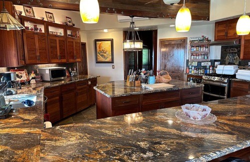 Paukaa Bed & Breakfast | Magic Skies Koi Pond View Handicap Accessible Room