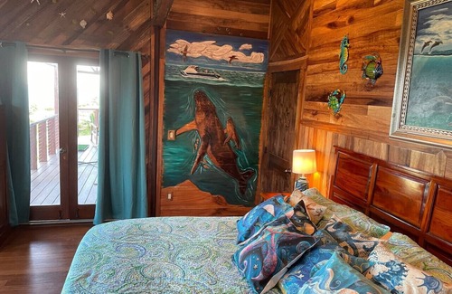 Paukaa Bed & Breakfast | Magic Skies Top Flr Ocean View Under the Sea Room