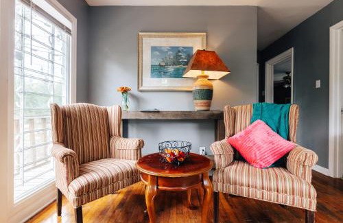 Austin House | Magic Tree House at UT Campus by Creek, Walk to Football, Moody