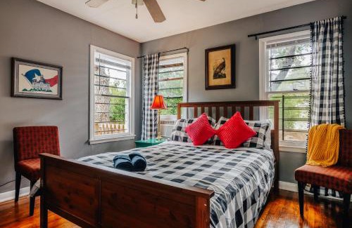 Austin House | Magic Tree House at UT Campus by Creek, Walk to Football, Moody