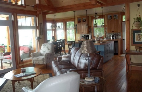 Neebing House | MAGICAL LAKE SUPERIOR VIEWS AT THISn 5 STAR COTTAGE! UPSCALE EXPERIENCE!