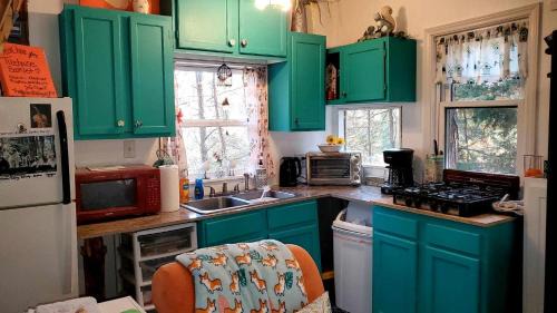 Grubville House | Magical Tree House Rental Nestled in the Woods on Farm Retreat near St. Louis, Missouri