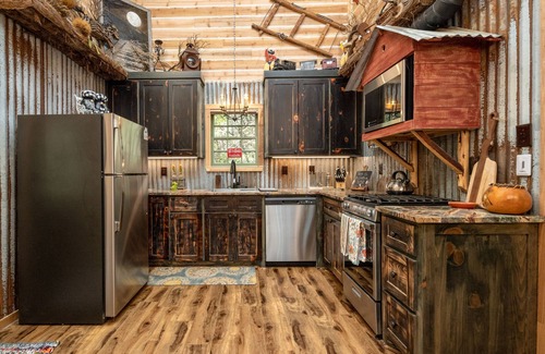Dennis Cabin | Magical Treehouse on the Brazos River with spiral slide off the deck! 350 acres! Tubing!