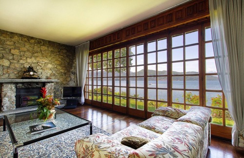 Ispra Villa | Magical villa perched on the water's edge! Villa Cinderella 5 BEDROOMS 10 PAX