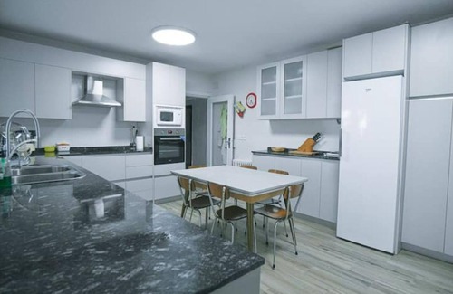 Santa Marta de Tormes Ski Chalet | Magnífico Chalet con Zonas de Ocio y Deportes