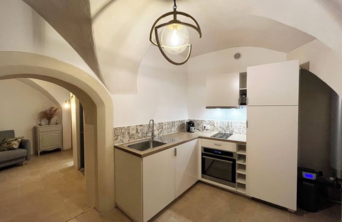 Saint-Saturnin-de-Lucian Apartment | Magnifique Appartement Pour 4 Personnes Dans une Maison de Village du 18ème