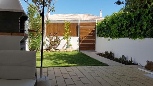 Sesmarias Apartment | Magnific Studio with a cozy garden, 5 minutes to the beach