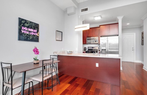 Olde Kensington Apartment | Magnificent 1BR w/Pool & Gym
