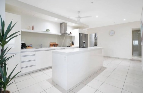 Darwin City Centre Apartment | Magnificent City Location, Harbour Views, Pool/Gym