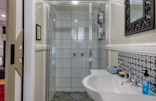 Flaxton Bed & Breakfast | Magnificent, Iconic Queenslander with beautiful gardens and Pool.