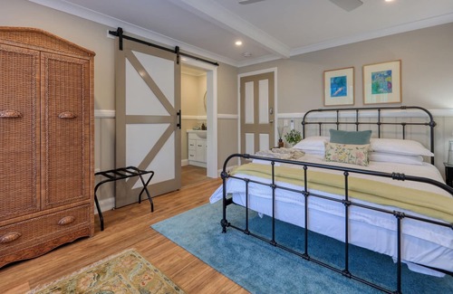 Flaxton Bed & Breakfast | Magnificent, Iconic Queenslander with beautiful gardens and Pool.