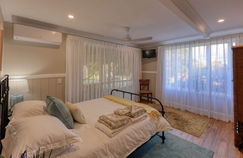 Flaxton Bed & Breakfast | Magnificent, Iconic Queenslander with beautiful gardens and Pool.