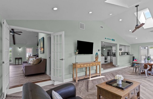 Eastward Look House | Magnificent Luxury Home in Eastward Look - Central A/C,Walk to Scarborough Beach