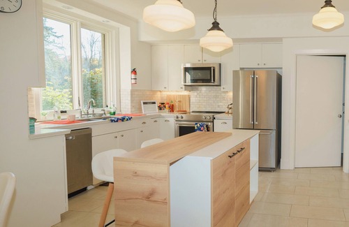 Ancaster Villa | Magnificent, peaceful lakefront villa in Ancaster