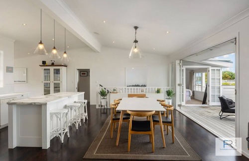 Hauraki House | Magnificent seaviews with Pool