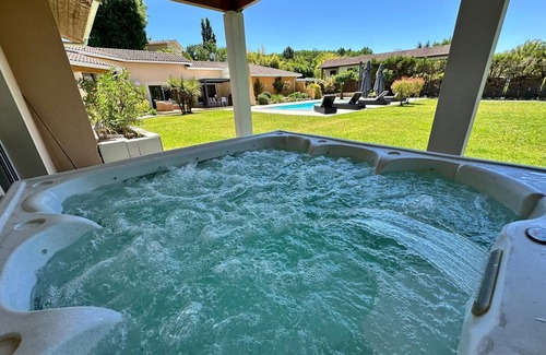 La Brede Villa | Magnificent villa with pool and spa near Bordeaux