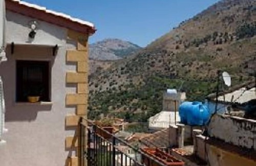 Torretta Apartment | MAGNIFICENT, WARM APARTMENT IN THE HEART OF A TYPICAL SICILIAN VILLAGE!