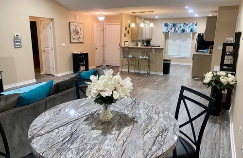 Calera House | *Magnolia Cottage* Sleeps 6. Minutes to Casino, Concerts, Lake, College