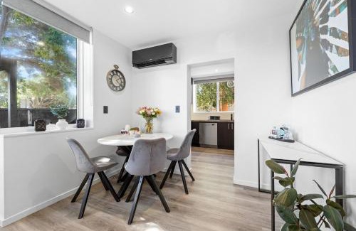 Gardenvale Apartment | Magnolia Retreat - Stylish with Courtyard!