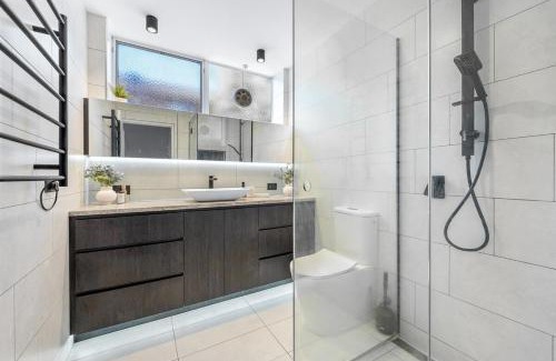 Gardenvale Apartment | Magnolia Retreat - Stylish with Courtyard!