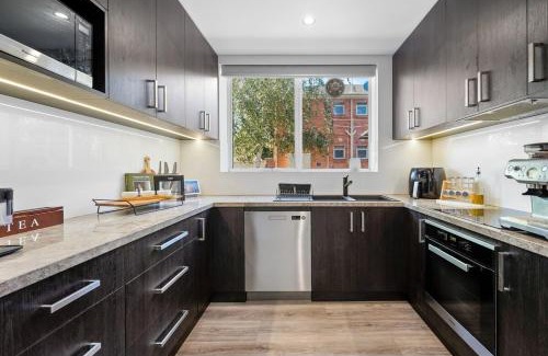Gardenvale Apartment | Magnolia Retreat - Stylish with Courtyard!