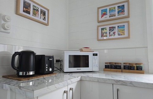 Marewa Cottage | Magpie Cottage. Newly Renovated , 2 Bed, 2 bathroom close to Napier CBD