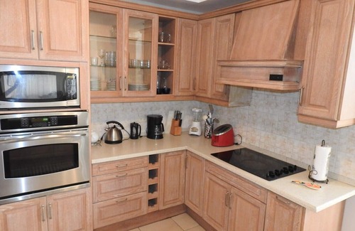 Black Rock Condo | Mahi Mahi Suite, A Seaside Retreat that Sleeps Six on Grafton Beach
