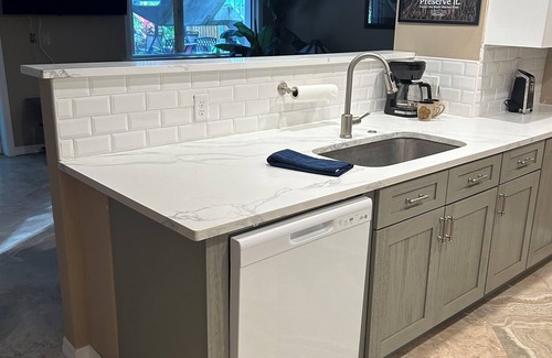 Weeki Wachee Gardens Villa | Main river home: Jon boat with trolling motor and hot tub!