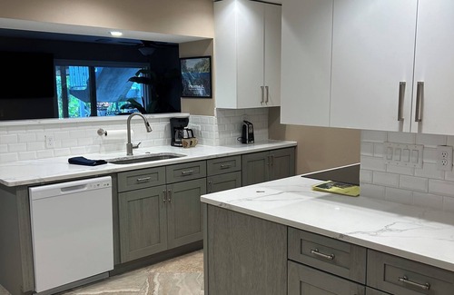 Weeki Wachee Gardens Villa | Main river home: Jon boat with trolling motor and hot tub!