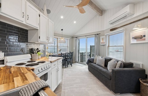 York Beach House | Maine Oceanfront Cottage- Steps away from Long Sands Beach!
