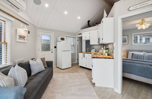 York Beach House | Maine Oceanfront Cottage- Steps away from Long Sands Beach!