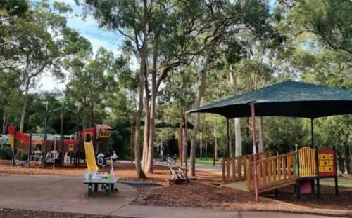 Sunnybank House | Mains Rd 带厨房卫浴泳池附属公寓M4