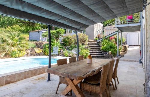 Sainte-Colombe-en-Bruilhois House | Maison de campagne avec Piscine