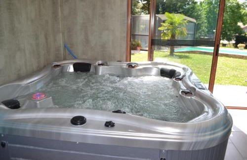 Meyrie House | Maison 3 chambres, 3 SdB, terrasse, piscine, spa
