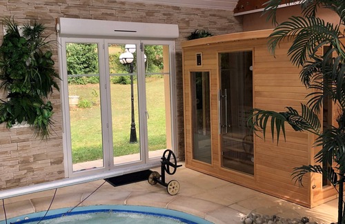 Villemeux-sur-Eure House | Maison 4ch Piscine Intérieure, Jacuzzi, Sauna, Billard, Cheminée et Jardin Clos