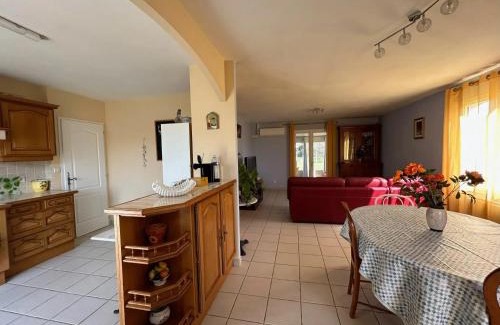 Gemozac House | Maison accueillante à Gémozac - 100 m² avec jardin fertile.